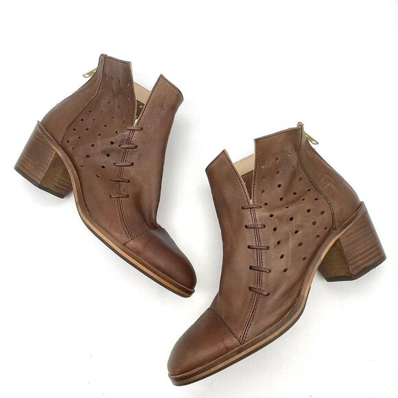 Journee Collection Ulima Leather Block Heel Bootie Walnut Brown Women’s Size 6 - Picture 4 of 16